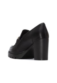 Scarpa nera con tacco alto, realizzata in pelle liscia, con punta arrotondata e una piattaforma prominente. Presenta dettagli decorativi sulla tomaia e un tacco testurizzato.