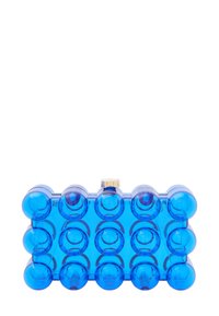 Transparent blå akrylkuvertväska med runda bubbelaccenter, rektangulär form och ett guldfärgat spänne. Har en slät, glänsande textur.