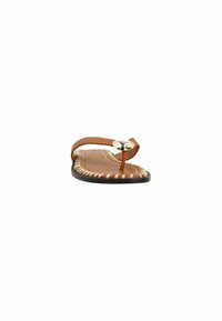 Bruine leren teensandalen met een ronde, metalen accent, gevlochten rand langs de zool en een platte zwarte rubberen basis.