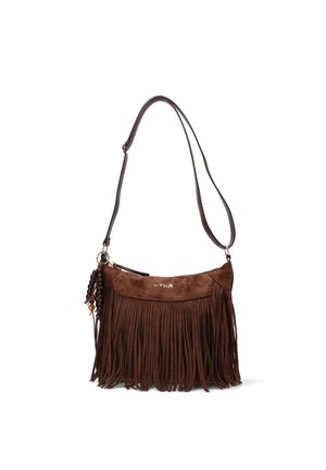 Bolso de hombro de ante marrón con flecos largos, correa ajustable y cuentas decorativas oscuras colgando en un lado.