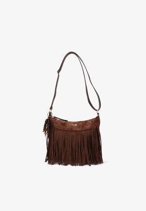 Bolso de hombro de ante marrón con flecos largos, correa ajustable y cuentas decorativas oscuras colgando en un lado.