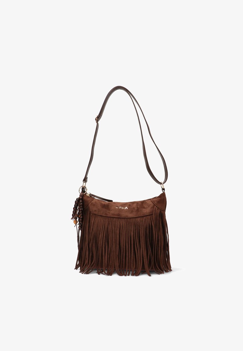 Bolso de hombro de ante marrón con flecos largos, correa ajustable y cuentas decorativas oscuras colgando en un lado.