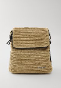 Vevd stråryggsekk i naturlig farge med klaffelukking, med en sort glidelås, skulderreim og hvit logodetalj nederst.