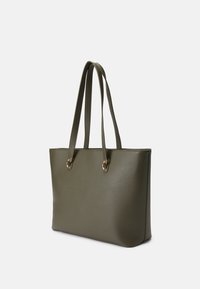 Olīvu zaļš ādas liela soma ar teksturētu virsmu, divām rokturiem un zelta krāsas apdari, ar taisnstūra formu.