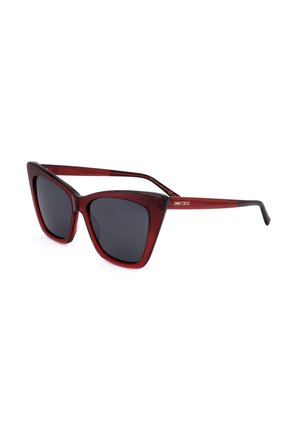 Occhiali da sole rossi a forma di occhio di gatto con lenti scure e aste sottili, con il nome del marchio "Jimmy Choo" sul lato.
