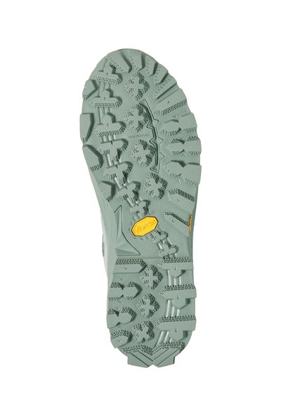 Podešev zelené turistické boty s hlubokým vzorkem, u klenby s žlutým logem Vibram pro lepší trakci.