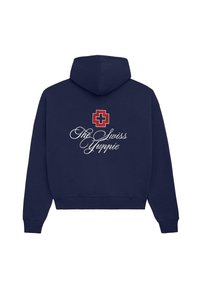 Granatowy hoodie z czerwonym i białym logo szwajcarskiego krzyża oraz napisem "The Swiss Yuppie" w białym kursywie z tyłu. Miękka tkanina, casualowy design.