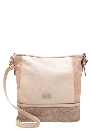 Beige crossbody taske med slangeprint detaljer, justerbar rem og rektangulært metal logo mærke foran.