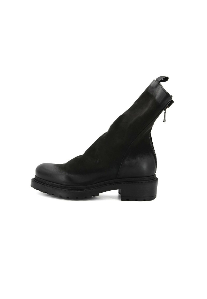 Stivaletto in pelle nera con finitura liscia e pannello posteriore testurizzato. Presenta un tacco basso a blocco e una cerniera laterale per la chiusura.
