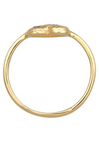 Gouden ring met een gladde, ronde band en een gestructureerde, ovale zetting met een meerkleurige edelsteen in het midden.