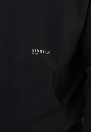 Marineblauer Kapuzenpullover aus weichem Stoff mit einer Kängurutasche. Mit einem weißen Logo "SIKSILK Est 2012" auf der Brust. Schlichtes Design, keine Muster.