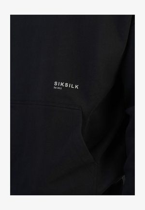 Mornarica dukserica izrađena odmekog materijala s kengur džepom. Na prsima se nalazi bijeli logo "SIKSILK Est 2012". Jednostavan dizajn, bez uzoraka.
