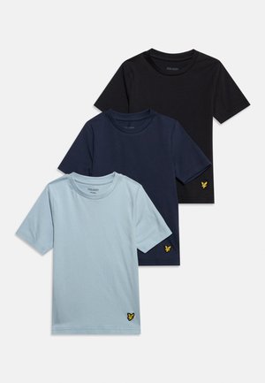 Trois t-shirts à col rond en bleu clair, bleu marine et noir, chacun avec un petit logo d'oiseau jaune près de l'ourlet sur le côté gauche.
