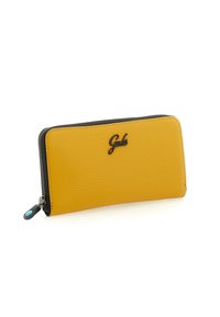 Portafoglio giallo in pelle texture con zip e bordo nero, con logo "Gabs" sul fronte.