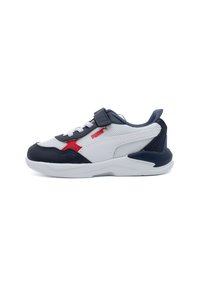 Scarpa da ginnastica bianca e blu navy con dettagli rossi, sopra in mesh e sintetico, fascia regolabile, punta arrotondata e suola ammortizzata.