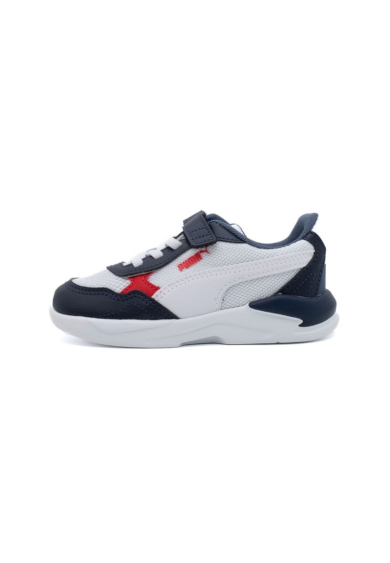 Scarpa da ginnastica bianca e blu navy con dettagli rossi, sopra in mesh e sintetico, fascia regolabile, punta arrotondata e suola ammortizzata.