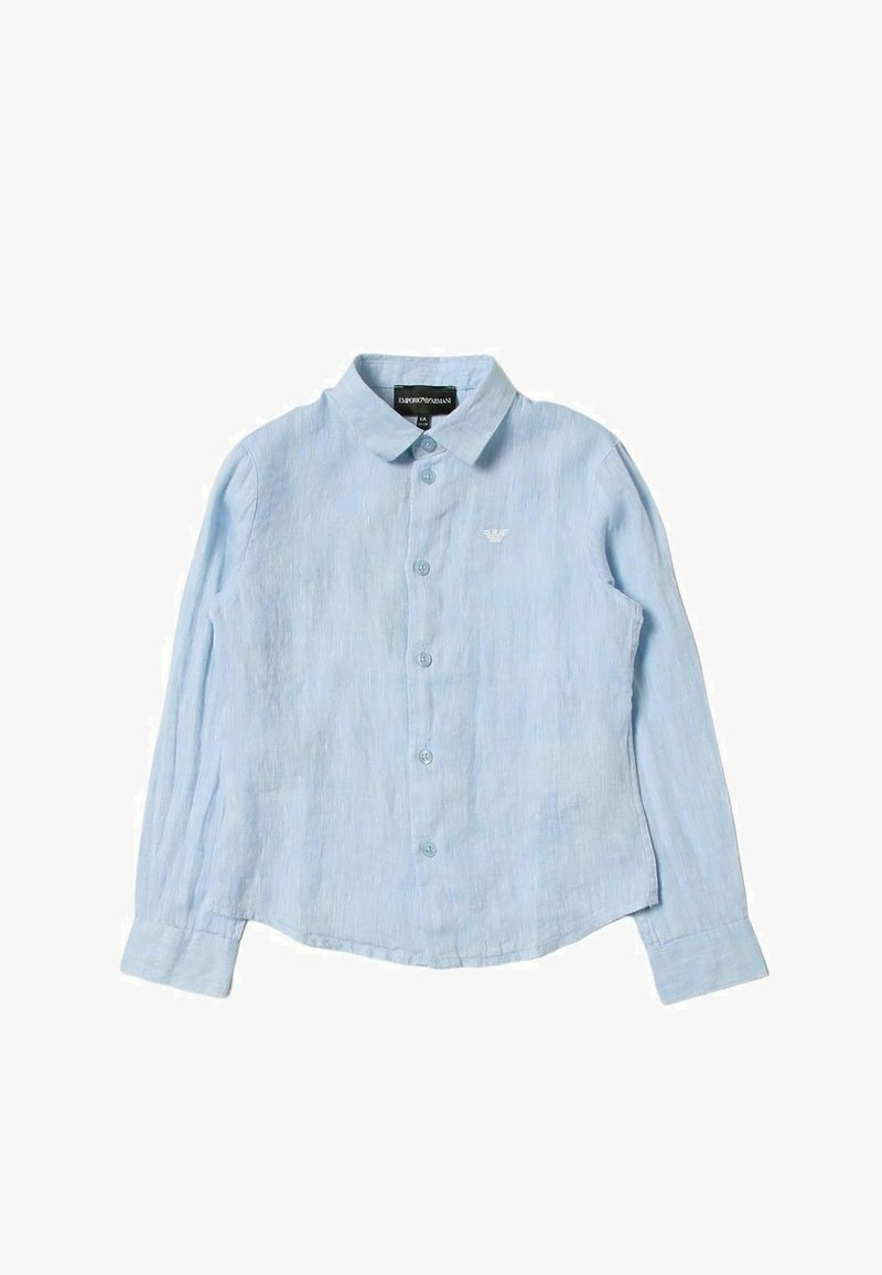 Ανοιχτό μπλε, πουκάμισο με μακριά μανίκια και κουμπιά, φτιαγμένο από υφασμάτινη υφή; διαθέτει αιχμηρό γιακά και ένα μικρό κεντημένο λογότυπο στο στήθος.