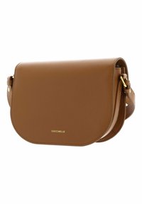 Brun skinncrossbody-veske med rund klaff, gulldetaljer og preget logo. Har en teksturert overflate og justerbar stropp.