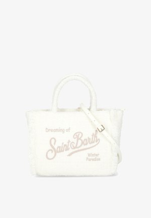 Sac fourre-tout blanc tissé avec des bords à franges, une texture douce et une sangle ajustable. Présente un texte brodé en rose : "Rêvant du Paradis d'hiver de Saint Barth".