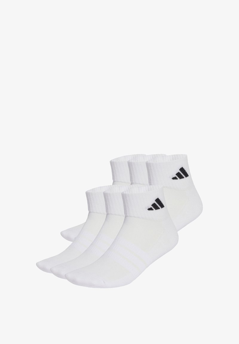 Enkellange witte sokken met geribbelde manchetten, voorzien van drie zwarte strepen en een zwart logo aan de zijkant. Katoenmengsel voor comfort.