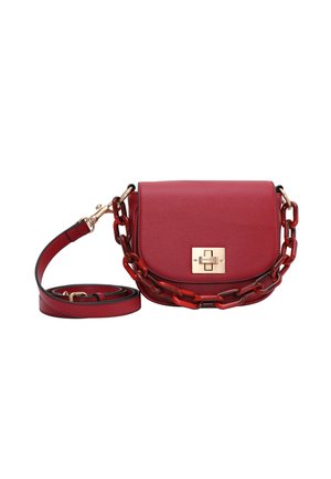 Sac bandoulière en cuir rouge avec une structure plate, quincaillerie dorée et un accent en chaîne épaisse. Comprend une bandoulière ajustable.