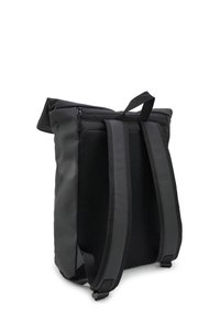 Zwarte roll-top rugzak gemaakt van waterdicht materiaal, met een mesh achterpaneel, verstelbare schouderbanden en een ritscompartiment.