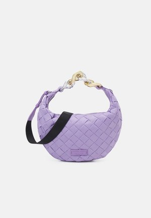 Sac à main tissé lavande avec bandoulière noire réglable et poignée chaîne épaisse dorée et argentée sur fond blanc.