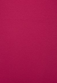 Tessuto elasticizzato fucsia con superficie liscia e texture. Colore uniforme, senza motivi o hardware visibili. Adatto per applicazioni di abbigliamento.