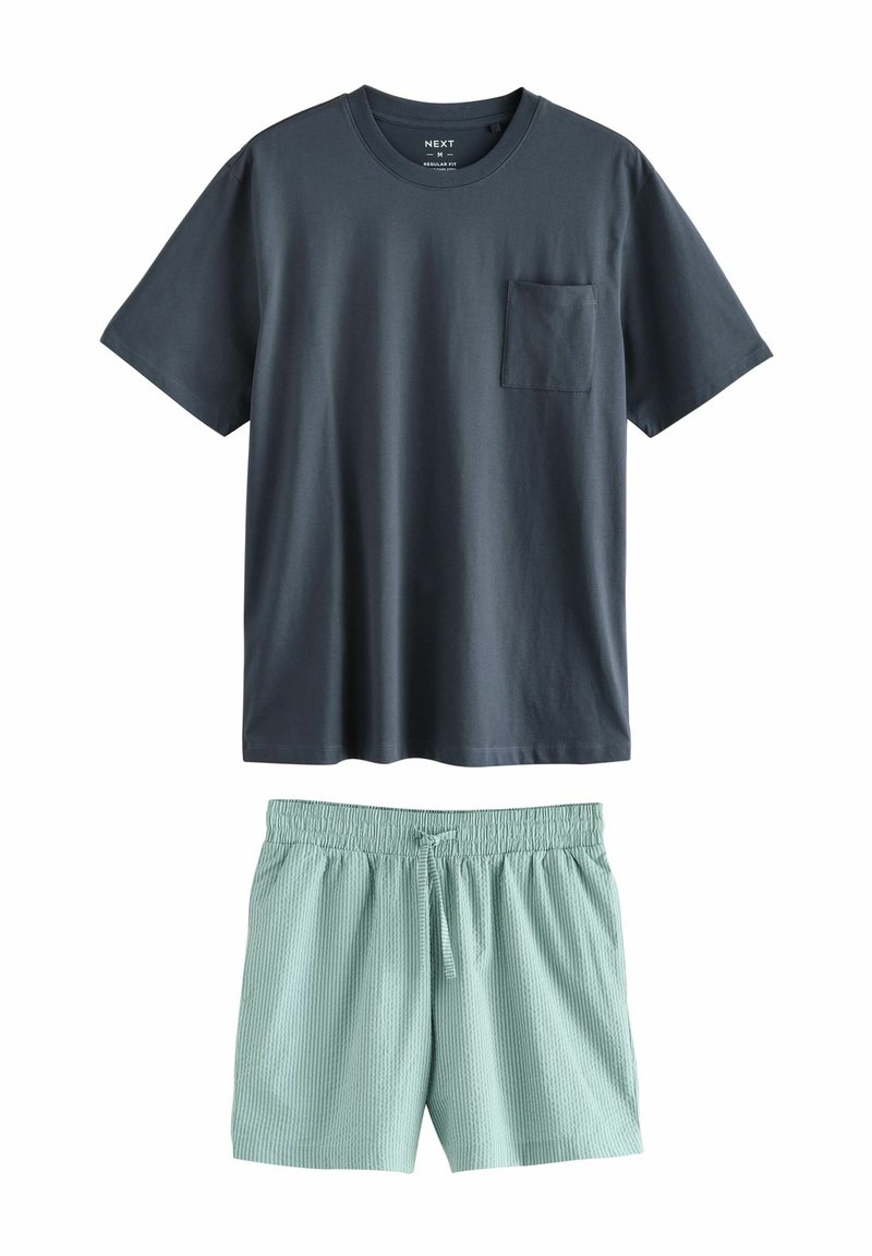 Mørkegrå bomulds t-shirt med lomme, parret med lysegrønne, stribede shorts med elastisk talje og snørre.