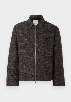 Braune, strukturierte Jacke mit einem Reißverschluss, umgelegtem Kragen und langen Ärmeln. Sie verfügt über einen gepinselten Stoff und einen leicht verkürzten Schnitt.