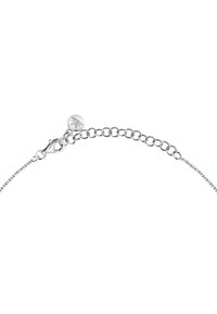 Bracciale a catena in argento con chiusura a moschettone, anelli circolari e una piccola foglia incisa come accento sulla catena di estensione.