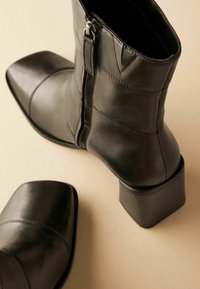 Next Klassikalised poolsaapad - black leather