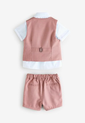 Gilet rosa chiaro con b buckle posteriore, camicia bianca con colletto e pantaloni shorts rosa abbinati con vita elastica e tasche posteriori. Tessuto morbido.