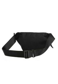 Sac banane noir en tissu texturé, avec fermeture éclair et sangle ajustable présentant un logo contrasté. Design élégant et compact.