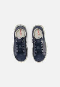 Blaue Wildlederschuhe mit einem strukturierten glitzernden Akzent, Schnürdesign und einem Reißverschluss an der Seite. Cremefarbene Sohle für den Kontrast.