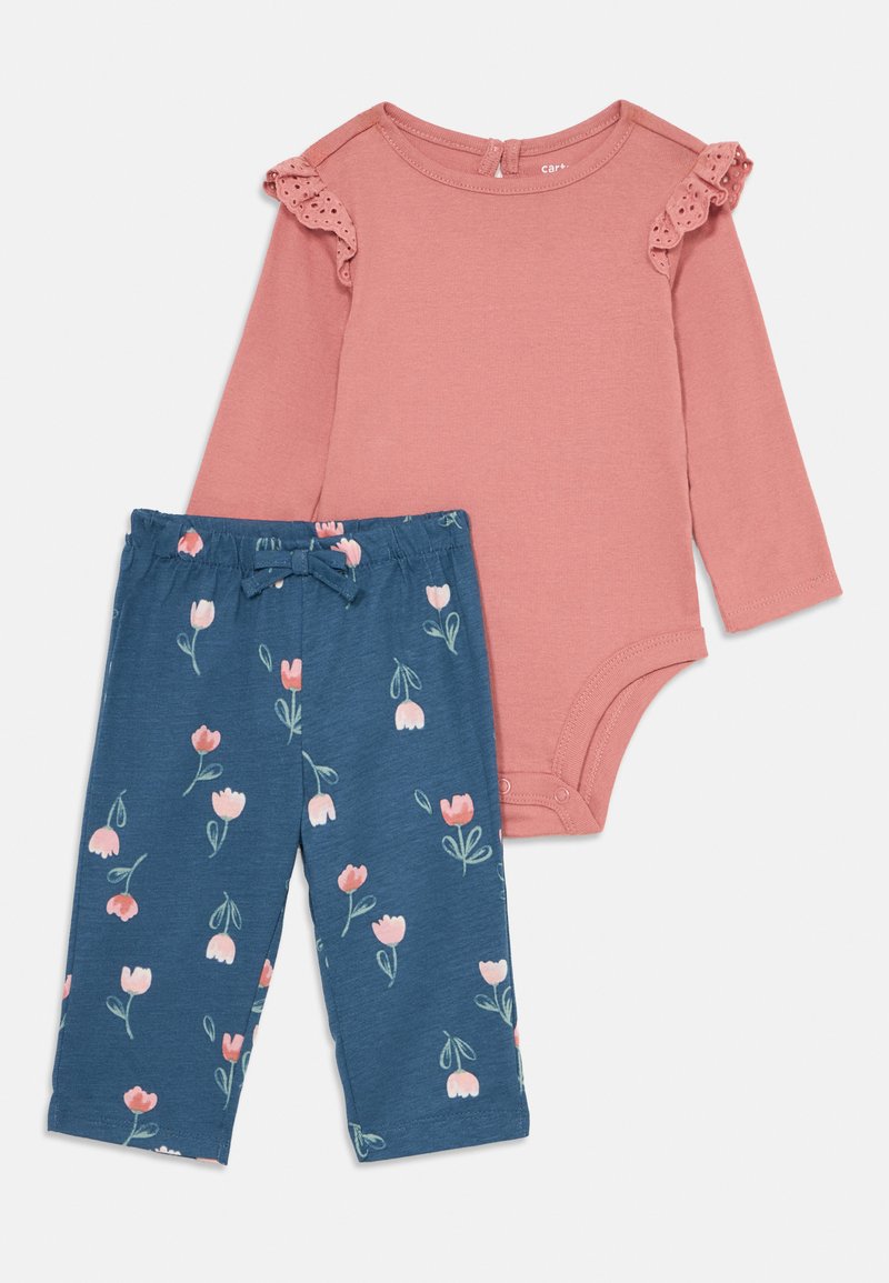 Roze lange mouwen rompertje met geplooide schouders, gecombineerd met blauwe broek met bloemenprint en tulpdesigns en een elastische tailleband.