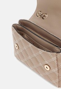 Borsa a tracolla in pelle beige trapuntata con dettagli in oro, dotata di chiusura a scatto e due scomparti interni per un'organizzazione ottimale.