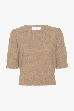 Lyhythihainen beige neulepaita, jossa on pyöreä pääntie ja hienovarainen tekstuuri. Varustettu joustinneuloksilla hihoissa ja helmassa. Hinta näkyvissä kauluksessa.