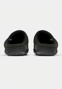 Sorte og grønne slip-on sko med en tekstureret overdel i stof og polstret sål, udstyret med en gummiydersål med et mønstret slidbane.