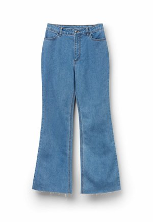 Jeans flare in denim azzurro chiaro con vita alta, caratterizzati da un orlo sfrangiato, un classico design a cinque tasche e cuciture a contrasto.