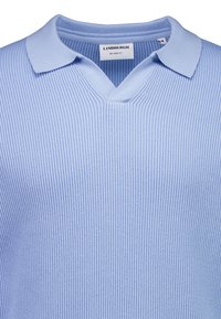 Jasnoniebieski prążkowany sweter polo z dekoltem w serek i płaskim kołnierzem. Charakteryzuje się luźnym krojem i plecioną strukturą, zapewniającą komfort i przewiewność.