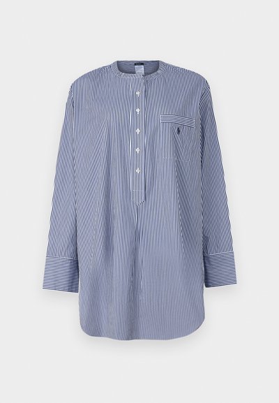 Camisa de mangas compridas às riscas azul-marinho e branca com colarinho band, frente com botões e bolso no peito. Apresenta um corte descontraído e mangas com punho.