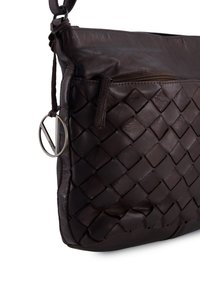 Dunkelbraune Leder-Crossbody-Tasche mit gewebter Textur, ausgestattet mit einer vorderen Reißverschlusstasche und metallischen Hardware-Akzenten. Glatte Oberfläche und rechteckige Form.