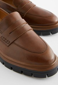 Next FOREVER COMFORT CLEATED - Jalga libistatavad jalanõud - tan brown
