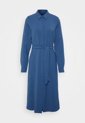 Blauwe langef sleeve shirt jurk met een kraag, knoopsluiting aan de voorkant en een bijpassende riem in de taille, gemaakt van een gladde stof.