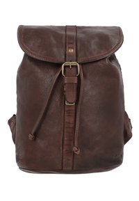 Brązowy skórzany plecak z klapą, zapięciem na mosiężny zatrzask i sznurkiem. Teksturowana powierzchnia z kieszeniami bocznymi i wzmocnionymi szwami.
