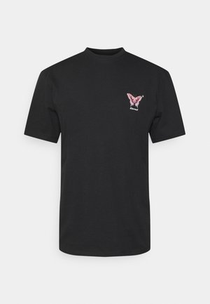 Schwarzes Baumwoll-T-Shirt mit Rundhalsausschnitt und kurzen Ärmeln. Mit einem pinken Schmetterlingsgrafik auf der linken Brust und dem Schriftzug "Eternal".