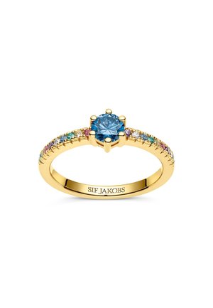 Der Goldring hat einen zentralen blauen Stein, umgeben von mehrfarbigen Edelsteinen entlang des Bandes. Inschrift "SIF JAKOBS" auf der Innenseite.