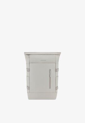 Mochila enrollable impermeable gris con hebillas laterales, diseño elegante, bolsillo delantero con cremallera y logotipo en la parte frontal. Textura suave.