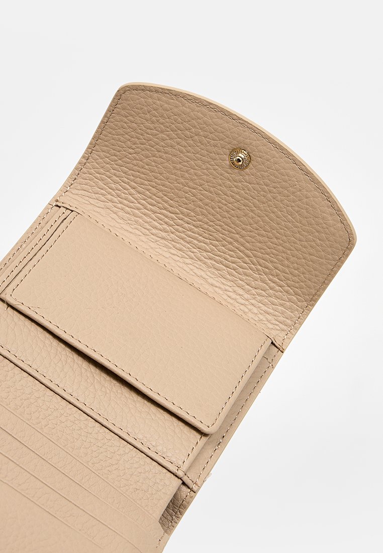 Beige Ledergeldbörse mit strukturierten Oberflächen, ausgestattet mit einem Druckknopfverschluss und mehreren Kartenfächern. Das Innere ist glatt und unverziert.